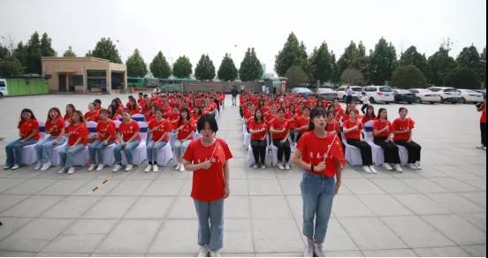 做白色的牛奶，創(chuàng)紅色的企業(yè)，花花牛乳業(yè)集團(tuán)青春歌會(huì)慶祝建黨100周年