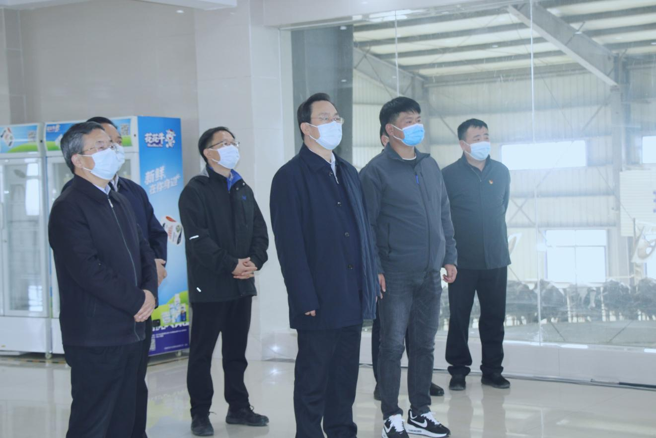 河南省人大常委會(huì)黨組書(shū)記、副主任孔昌生蒞臨花花牛魯山瑞亞牧場(chǎng)參觀調(diào)研