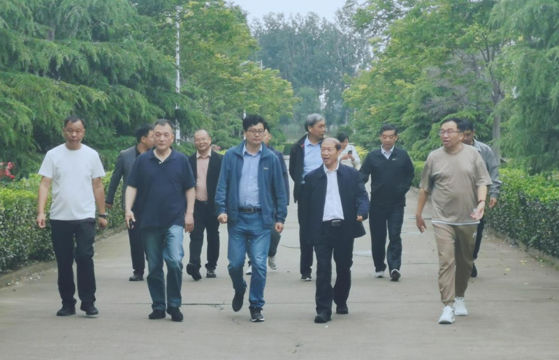 花花牛丨河南農(nóng)業(yè)大學(xué)黨委副書記、校長介曉磊一行蒞臨花花牛河南瑞亞參觀調(diào)研